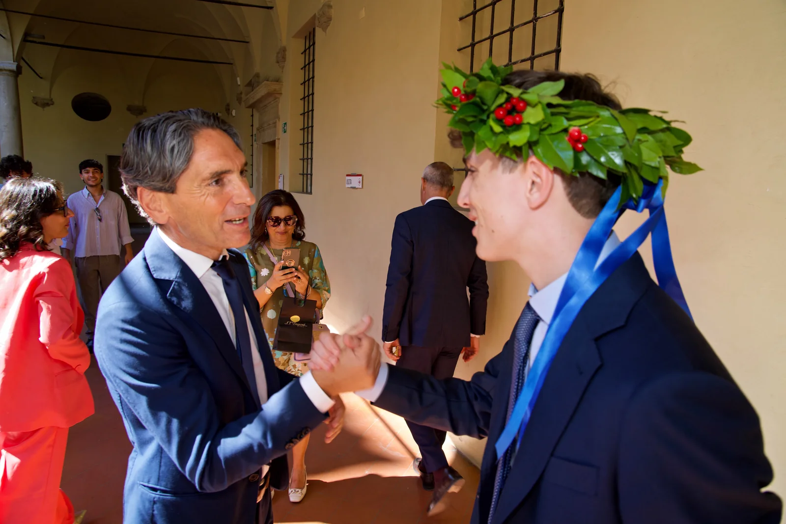 Una stretta di mano durante una laurea, dall'archivio fotografico della famiglia Pinca